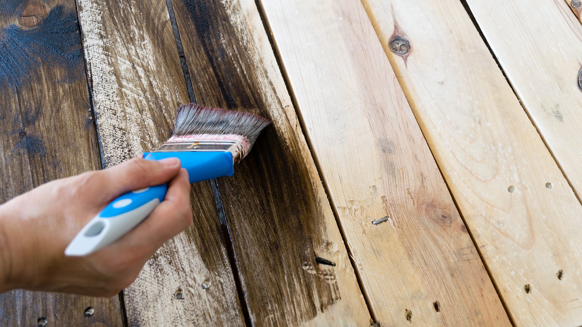 Protección de la madera antes de pintar o barnizar