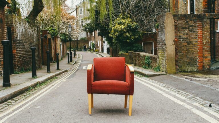 LA NUEVA VIDA DE LOS MUEBLES USADOS: ¿QUÉ HACER CUANDO ESTÁN DESGASTADOS?