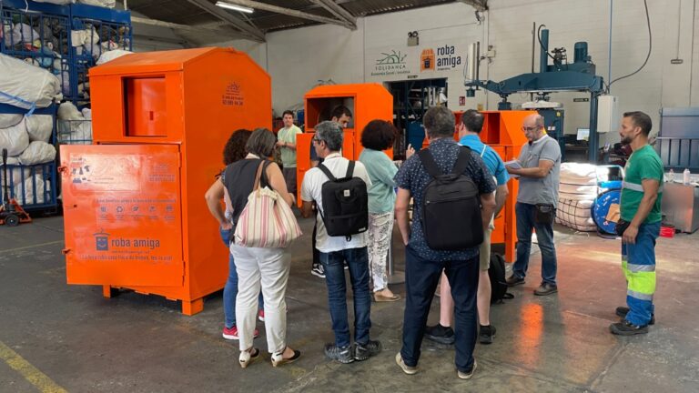COMIENZA EL PROYECTO ‘TEJIENDO RUTAS COOPERATIVAS’ PARA INSTALAR SENSORES EN LOS CONTENEDORES TEXTILES