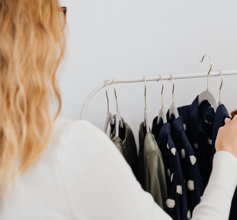 ¿CÓMO PODEMOS ALARGAR LA VIDA DE NUESTRA ROPA?