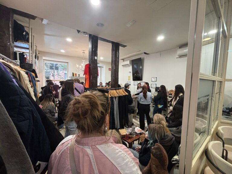 FASHION FORWARD: POR UNA ECONOMÍA TEXTIL MÁS ÉTICA Y SOSTENIBLE